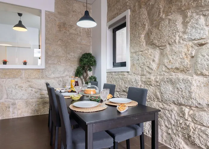 Host Wise - Cozy House W Balcony *