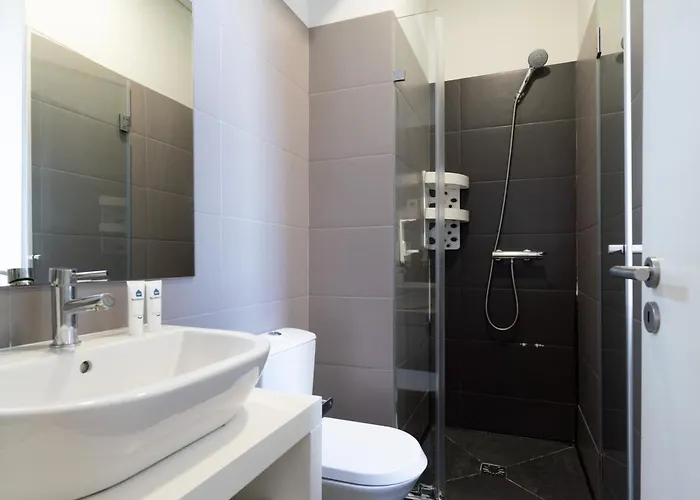 Host Wise - Cozy House W Balcony