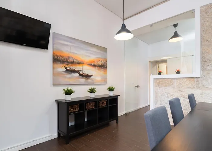 Host Wise - Cozy House W Balcony *