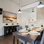 Host Wise - Cozy House W Balcony
