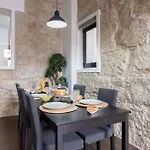 Host Wise - Cozy House W Balcony *