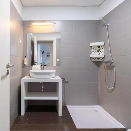 Host Wise - Cozy House W Balcony