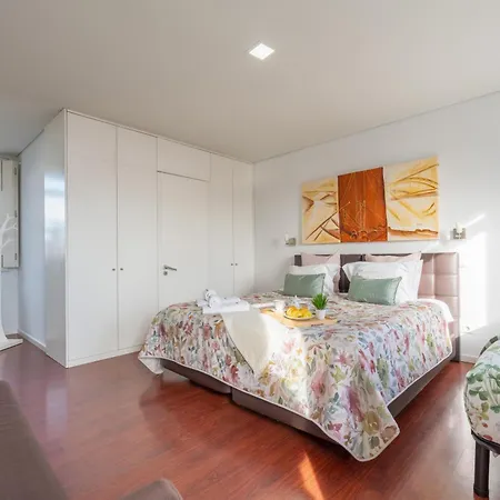 דירה Host Wise - Cozy House W Balcony