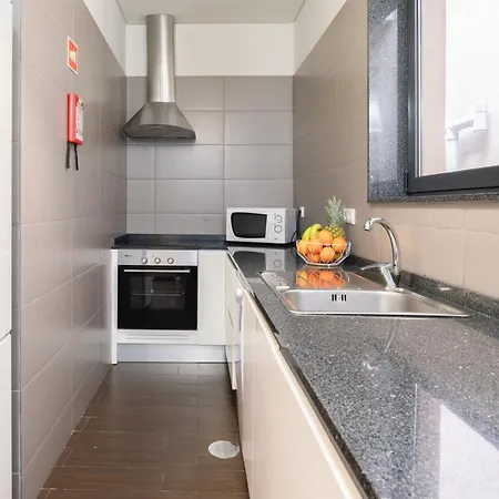 Host Wise - Cozy House W Balcony * ポルト