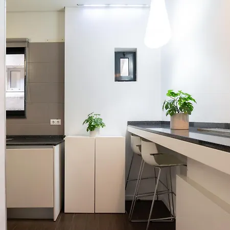 Host Wise - Cozy House W Balcony Appartement
