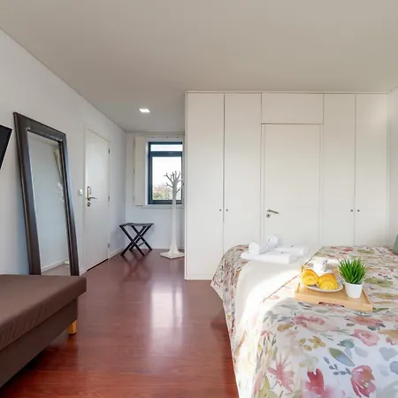 דירה Host Wise - Cozy House W Balcony *