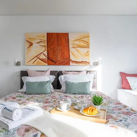 Host Wise - Cozy House W Balcony *