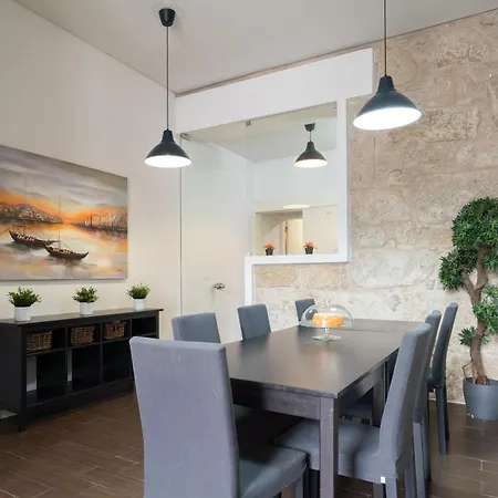 Host Wise - Cozy House W Balcony Apartment *