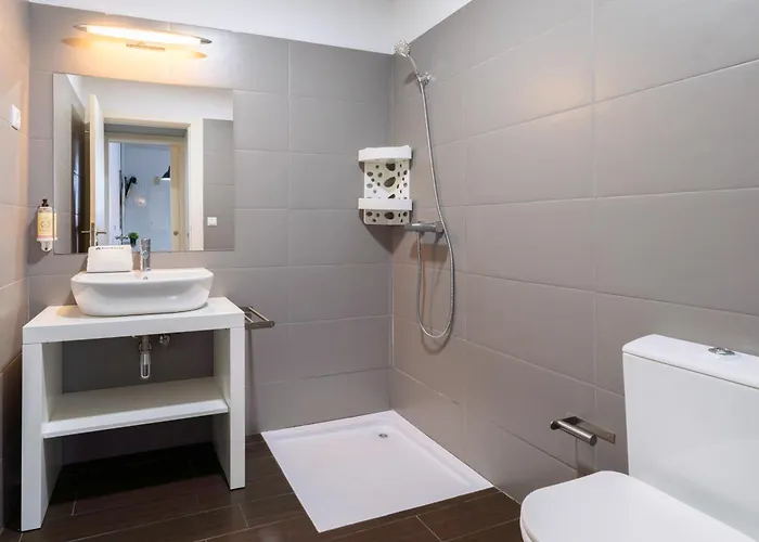 Host Wise - Cozy House W Balcony Oporto