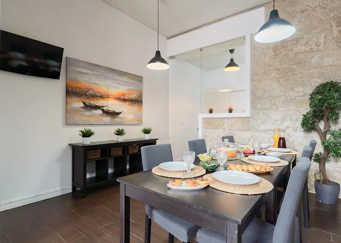 Host Wise - Cozy House W Balcony