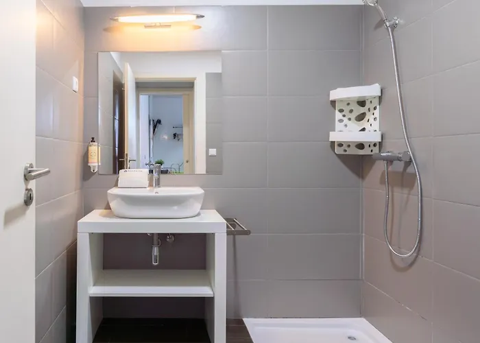 Host Wise - Cozy House W Balcony