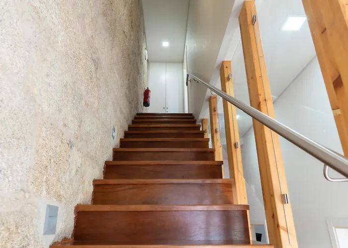 Host Wise - Cozy House W Balcony Oporto