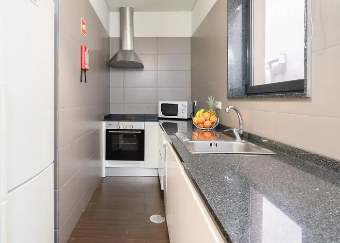 Host Wise - Cozy House W Balcony * Oporto