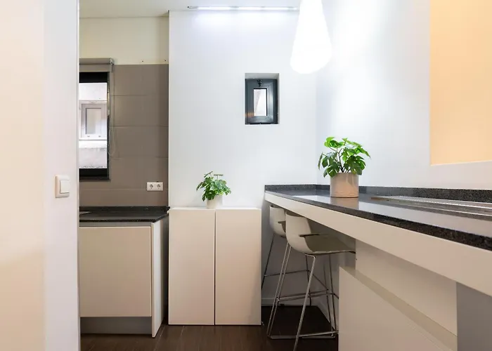 Host Wise - Cozy House W Balcony Apartman